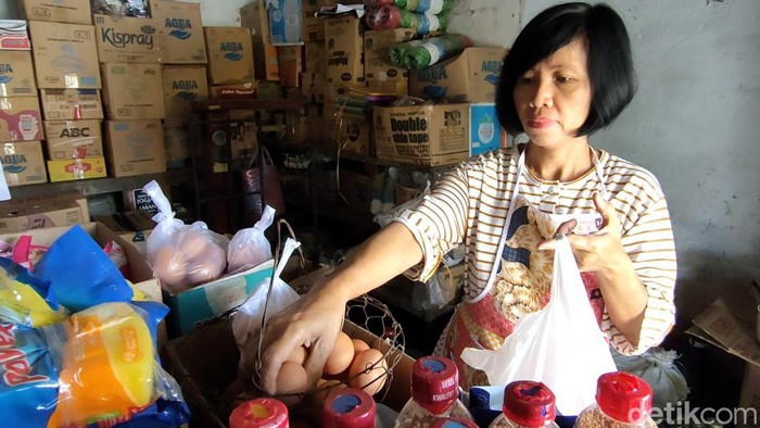 Penjual telur di Pasar Bendungan, Wates, Kulon Progo, Senin (22/8/2022).