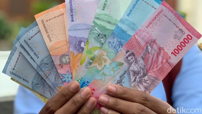 Penukaran uang Rupiah yang baru di Surabaya