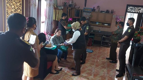 Penyidik Kejati Bali melakukan penggeledahan di rumah tersangka korupsi LPD Desa Adat Sangeh, Kecamatan Abiansemal, Kabupaten Badung