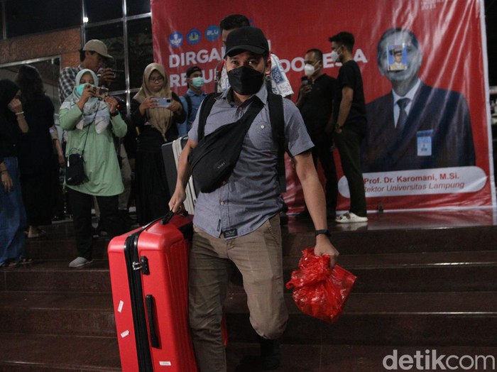 Penyidik KPK saat akan meninggalkan gedung Rektorat Unila (Tommy Saputra/detikSumut)