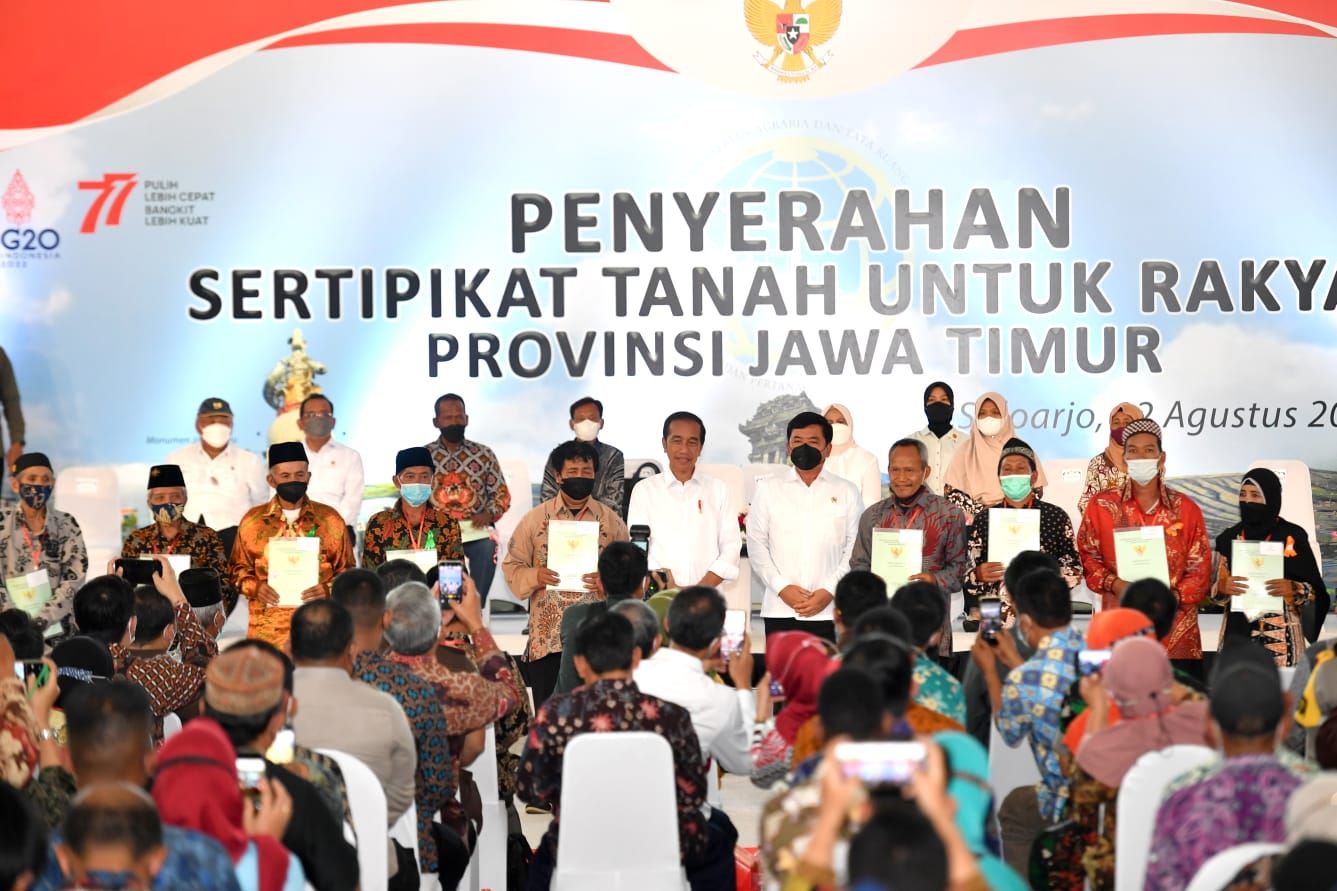Presiden Joko Widodo didampingi Ibu Iriana Joko Widodo menyerahkan sertifikat tanah untuk rakyat di Gelora Delta, Kabupaten Sidoarjo, pada Senin, 22 Agustus 2022. (Rusman - Biro Pers Sekretariat Presiden)