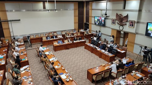 Rapat Komisi III DPR dengan Ketua Kompolnas Mahfud Md (Nahda Rizki Utami/detikcom).
