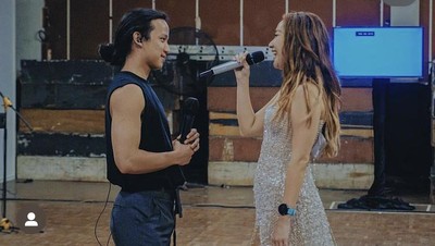Ray Prasetya Pegang dan Cium Tangan, Lalu Kecup Pipi BCL