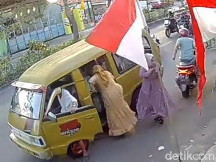 Rekaman CCTV penjambretan kalung di Sidotopo Lor Surabaya