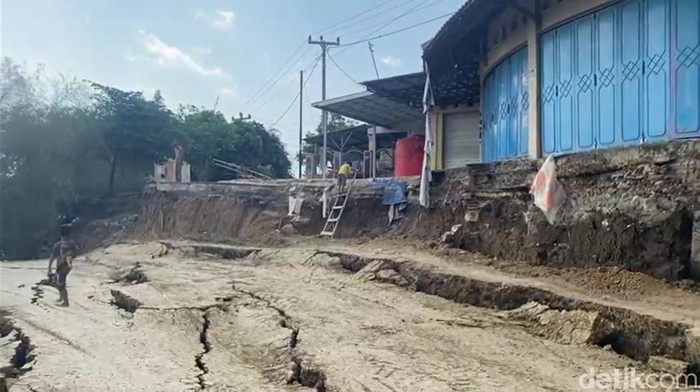 Ruas jalan di Desa Pemulihan, Brebes, yang amblas, Senin (22/8/2022).