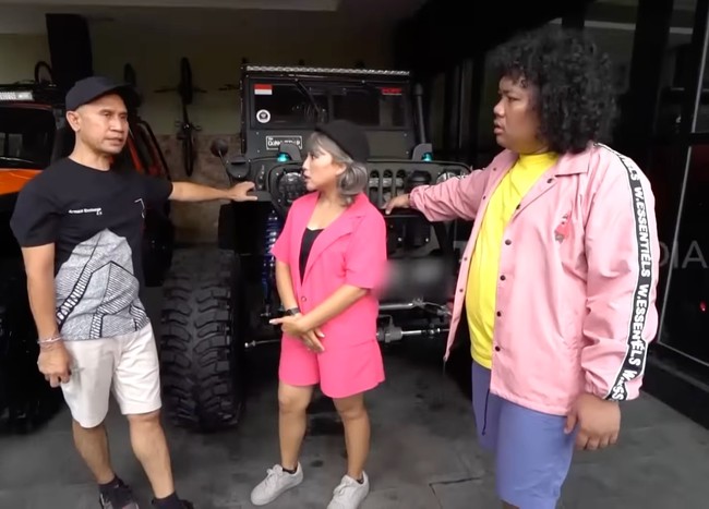 Rumah yang dihiasi banyak mobil mewah ini sengaja tanahnya tidak dia beli. Ajik mengungkapkan dulu, tepatnya pada 2010, saat mau membeli tanah tersebut, dia harus memiliki dana Rp 25 miliar.  Foto: Dok. YouTube Trans7 Sobat Misqueen