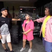 Rumah yang dihiasi banyak mobil mewah ini sengaja tanahnya tidak dia beli. Ajik mengungkapkan dulu, tepatnya pada 2010, saat mau membeli tanah tersebut, dia harus memiliki dana Rp 25 miliar.  Foto: Dok. YouTube Trans7 Sobat Misqueen