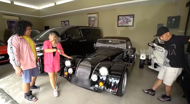 “Uang 25 M mending buat beli outlet satu. Bisnis harus diselamatkan dulu sebelum punya rumah,” katanya saat berbincang dengan host Sobat Misqueen, Trans7, Mpok Alpa dan Marshel. Foto: Dok. YouTube Trans7 Sobat Misqueen