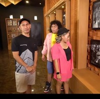 Berkat kerja kerasnya, Ajik Krisna kini memiliki 32 toko oleh-oleh di Bali. Pada rumahnya yang mewah ini, dia tak melupakan jasa-jasa orang yang telah membantunya. Dia memajang foto guru spiritualnya sekaligus mantan bosnya di mana dulu dia bekerja. Foto tersebut dipajang bersama dengan foto-foto lainnya di mana Ajik bertemu presiden hingga selebriti Indonesia. Foto: Dok. YouTube Trans7 Sobat Misqueen