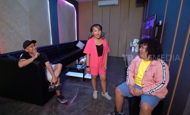 Memiliki hobi menyanyi, Ajik Krisna membangun ruangan khusus karaoke di rumah mewahnya. Ruang karaoke ini menurutnya masih baru. Meski demikian sejumlah artis ini sudah mampir ke ruangan karaokenya di antaranya Thoriq dan Fuji, Slank dan Anji. Foto: Dok. YouTube Trans7 Sobat Misqueen