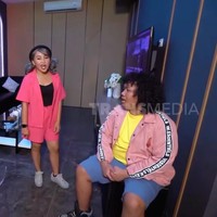 Memiliki hobi menyanyi, Ajik Krisna membangun ruangan khusus karaoke di rumah mewahnya. Ruang karaoke ini menurutnya masih baru. Meski demikian sejumlah artis ini sudah mampir ke ruangan karaokenya di antaranya Thoriq dan Fuji, Slank dan Anji. Foto: Dok. YouTube Trans7 Sobat Misqueen