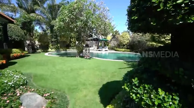 Memilih tidak ‘punya rumah’ di pusat kota Bali, Ajik Krisna sudah menyiapkan tanah berhektar-hektar di kampung halamannya di Buleleng, Singaraja. Dia sengaja membeli banyak tanah karena ingin menggerakkan perekonomian di kampungnya.  Foto: Dok. YouTube Trans7 Sobat Misqueen