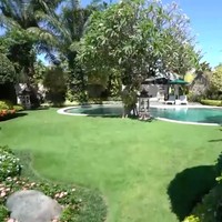 Memilih tidak ‘punya rumah’ di pusat kota Bali, Ajik Krisna sudah menyiapkan tanah berhektar-hektar di kampung halamannya di Buleleng, Singaraja. Dia sengaja membeli banyak tanah karena ingin menggerakkan perekonomian di kampungnya.  Foto: Dok. YouTube Trans7 Sobat Misqueen