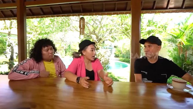 Kini punya rumah mewah dan tanah puluhan hektar, Ajik Krisna memulai usahanya dari bawah. Dia pernah tidur di pos satpam, jadi tukang cuci mobil, hingga bekerja di konveksi. Foto: Dok. YouTube Trans7 Sobat Misqueen