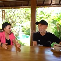 Kini punya rumah mewah dan tanah puluhan hektar, Ajik Krisna memulai usahanya dari bawah. Dia pernah tidur di pos satpam, jadi tukang cuci mobil, hingga bekerja di konveksi. Foto: Dok. YouTube Trans7 Sobat Misqueen