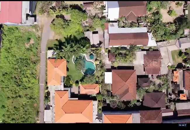 Inilah rumah Ajik Krisna di Bali. Rumah tersebut dibangun di atas tanah seluas 2.500 meter. Namun kata Ajik, tanah yang di atasnya dia dirikan rumah ini bukan miliknya. “Rumah ini 2012 dibangun. Tanahnya kontrak, bangunan bangun sendiri. Masih sisa 15 tahun,” kata Ajik Krisna. Foto: Dok. YouTube Trans7 Sobat Misqueen