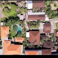 Inilah rumah Ajik Krisna di Bali. Rumah tersebut dibangun di atas tanah seluas 2.500 meter. Namun kata Ajik, tanah yang di atasnya dia dirikan rumah ini bukan miliknya. “Rumah ini 2012 dibangun. Tanahnya kontrak, bangunan bangun sendiri. Masih sisa 15 tahun,” kata Ajik Krisna. Foto: Dok. YouTube Trans7 Sobat Misqueen