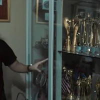 Tak hanya itu, di ruang keluarga Ayu juga ada lemari kaca yang isinya piala-piala atas pencapaian kerja keras Ayu selama ini. (Foto: YouTube/AH)