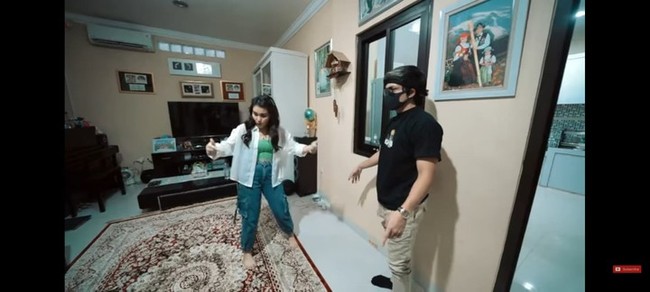 Seperti dikutip dari HaiBunda, Ayu Ting Ting hidup sederhana meskipun bergelimang harta. Ruang keluarga yang menjadi tempat berkumpul bersama keluarga hanya menggunakan karpet dan satu sofa. (Foto: YouTube/AH)