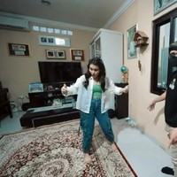 Seperti dikutip dari HaiBunda, Ayu Ting Ting hidup sederhana meskipun bergelimang harta. Ruang keluarga yang menjadi tempat berkumpul bersama keluarga hanya menggunakan karpet dan satu sofa. (Foto: YouTube/AH)