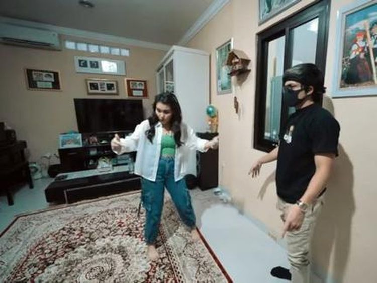 7 Foto Rumah Ayu Ting Ting yang Luas, Tapi Masuknya Lewat Gang Sempit