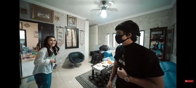 Luas dan sederhana, mungkin ini kata-kata yang bisa menggambarkan rumah penyanyi cantik yang satu ini. (Foto: YouTube/AH)