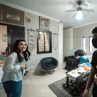 Luas dan sederhana, mungkin ini kata-kata yang bisa menggambarkan rumah penyanyi cantik yang satu ini. (Foto: YouTube/AH)