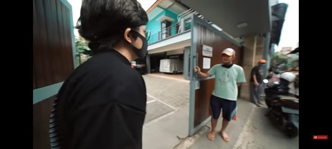 Walaupun tinggal di gang sempit hanya bisa dilewati oleh satu mobil, tidak mengurungkan niat Ayu yang lebih memilih untuk merenovasi rumah lamanya menjadi luas dibandingkan dengan membeli rumah baru. (Foto: YouTube/AH)