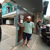 Walaupun tinggal di gang sempit hanya bisa dilewati oleh satu mobil, tidak mengurungkan niat Ayu yang lebih memilih untuk merenovasi rumah lamanya menjadi luas dibandingkan dengan membeli rumah baru. (Foto: YouTube/AH)