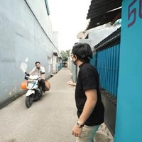 Sukses sebagai penyanyi dangdut dan presenter, Ayu mengubah rumah kecilnya dulu yang sempit menjadi rumah yang besar. Menariknya, akses masukrumah yang berada di Depok, Jawa Barat itu harus melalui gang sempit. (Foto: YouTube/AH)