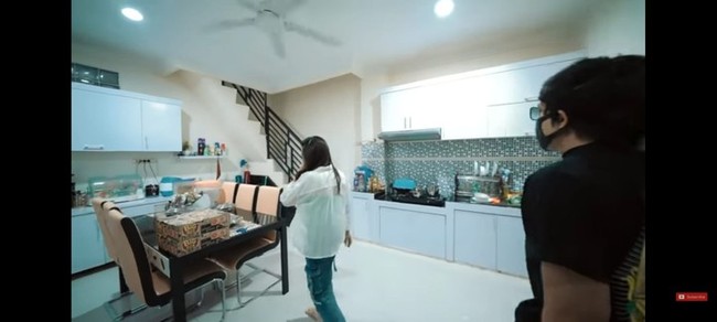 Mengambil konsep minimalis, meskipun luas, dapur dengan meja makan keluarga ibu satu anak ini tampak terlihat sederhana. (Foto: YouTube/AH)