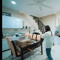 Mengambil konsep minimalis, meskipun luas, dapur dengan meja makan keluarga ibu satu anak ini tampak terlihat sederhana. (Foto: YouTube/AH)
