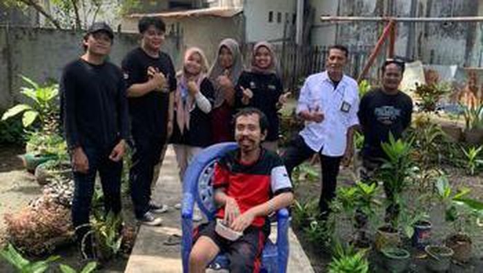 Berkat donasi dari berbuatbaik, Nurmiah kini berkesempatan tinggal di rumah baru bersama dengan Rezki, anaknya yang menderita kebutuhan khusus. Ini ceritanya.