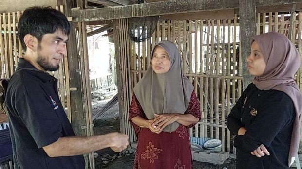 Berkat donasi dari berbuatbaik, Nurmiah kini berkesempatan tinggal di rumah baru bersama dengan Rezki, anaknya yang menderita kebutuhan khusus. Ini ceritanya.