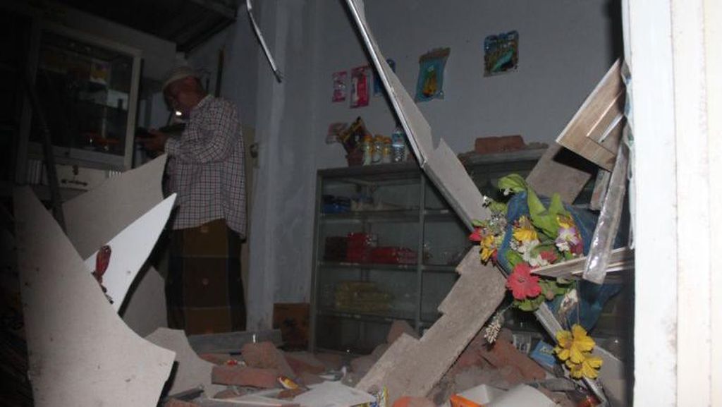 Rumah di Lombok Rusak Akibat Gempa M 5,8
