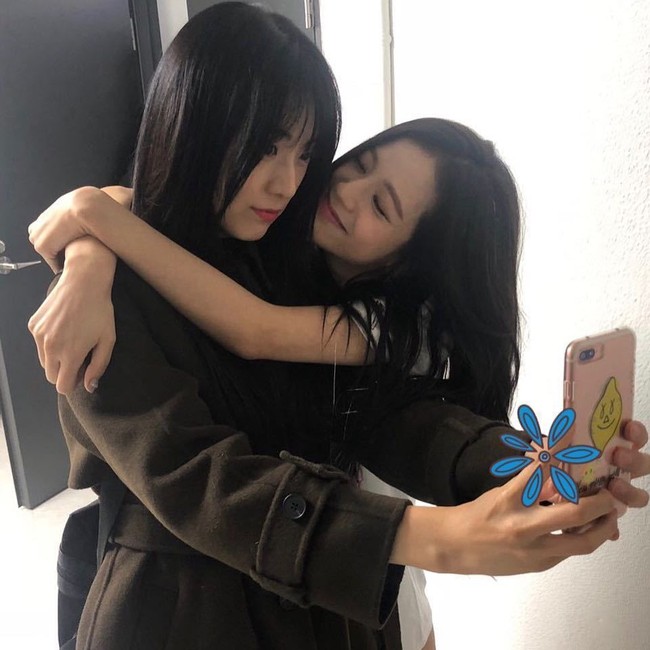 Sebelumnya beredar pula foto Jisoo BLACKPINK bersama sang kakak yang lima tahun lebih tua. Kim Jiyoon diketahui sudah menikah dan dikaruniai sepasang anak. Foto: Instagram