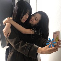 Sebelumnya beredar pula foto Jisoo BLACKPINK bersama sang kakak yang lima tahun lebih tua. Kim Jiyoon diketahui sudah menikah dan dikaruniai sepasang anak. Foto: Instagram