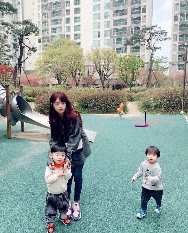 Walaupun sudah menginjak kepala tiga, kakak Jisoo BLACKPINK terlihat awet muda. Foto: Instagram