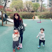 Walaupun sudah menginjak kepala tiga, kakak Jisoo BLACKPINK terlihat awet muda. Foto: Instagram