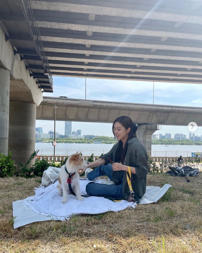 Meskipun terpisah jarak, Alice dan Rose BLACKPINK masih sering bertemu. Dalam sebuah unggahan terlihat Alice bermain dengan anjing peliharaan Rose, Hank di Sungai Han. Foto: dok. Instagram @baebaealice