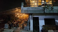 Bila traveler datang di siang hari, mata akan dimanja oleh hamparan hijau pepohonan di antara rumah warga. Namun jika datang sore, bila beruntung kamu bisa melihat sunset juga di sini kok. Bila datang saat malam hari, lampu keorenan menjadi penerangan kafe sehingga suasana sahdu dan tenang menghiasi tempat ini.