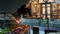 Tentu kamu penasaran apa yang membuat kedai kopi ini begitu menarik untuk dikunjungi, bukan? Tempat ini viral karena suasana kedai menghadirkan suasana puncak nan teduh.