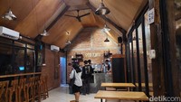 Selain beragam minuman, di sini juga banyak cemilan untuk menemani nongkrong. Sebut saja aneka croissant, kentang goreng, pisang goreng, mie goreng dan lainnya. Untuk harganya mulai dari Rp 20 ribu. 