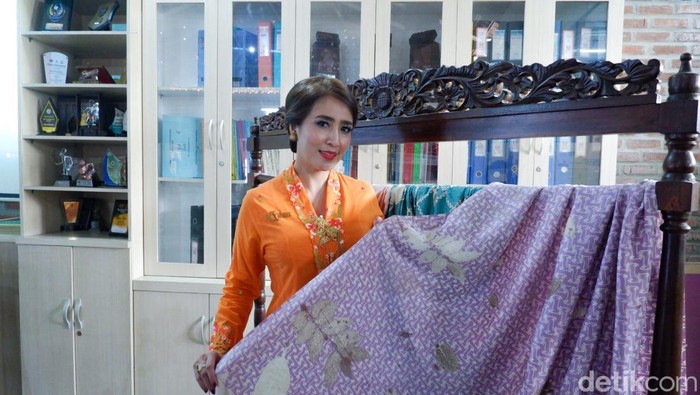 Sendy Dede Yusuf dengan batik ecoprint yang sekaligus menggunakan warna indigosol.