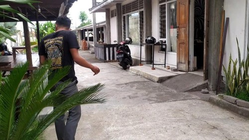 Seorang warga Jembrana yang panik saat gempa terjadi Senin sore, (22/8/2022)