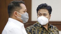 Hakim juga meminta Aakar Abyasa dan Tias membayar pidana denda sebesar Rp 2 miliar. Apabila tidak dibayar, diganti dengan pidana badan selama 2 bulan.