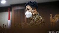 Aakar dan Tias bersalah melanggar Pasal 103 ayat (1) Jo Pasal 34 ayat (1) UU No. 8 Tahun 1995 tentang Pasar Modal Jo Pasal 55 ayat (1) ke-1 KUHP dan Pasal 3 Undang-Undang R.I Nomor 8 Tahun 2010 tentang Pencegahan dan Pemberantasan Tindak Pidana Pencucian Uang jo. Pasal 10 Undang-Undang R.I Nomor 8 Tahun 2010 tentang Pencegahan dan Pemberantasan Tindak Pidana Pencucian Uang.