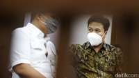 Sebelumnya, jaksa menuntut Aakar dan Tias dihukum 7 tahun penjara dan denda Rp 2 miliar subsider 6 bulan penjara. Aakar diyakini jaksa terbukti melakukan pelanggaran terkait pasal KUHP soal izin pasar modal dan pencucian uang.