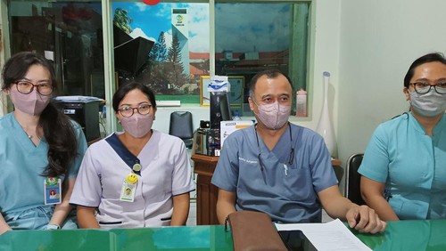 Staf medis bedah plastik, rekontruksi dan estetik RSUP Prof Ngoerah, DR. dr. Agus Roy Rusly Hariantana Hamid, SpBp - RE (K), FICS (tengah) saat memberikan keterangan kepada wartawan di RSUP Prof  Ngoerah, Denpasar, Senin (22/8/2022).