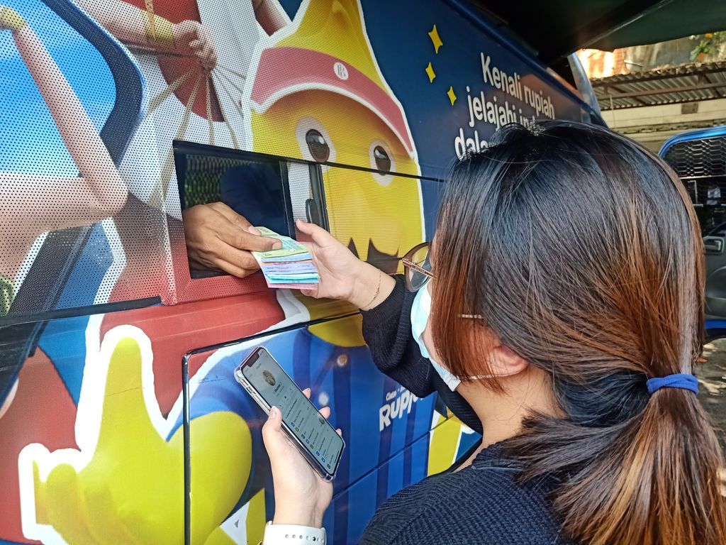 Suasana penukaran uang baru tahun 2022 di layanan kas keliling milik Perwakilan Bank Indonesia Provinsi Bali di Pasar Kreneng, Denpasar pada Senin (22/8/2022)